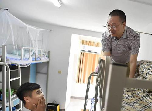 42岁男子考回母校 大叔高考 大叔当新生4
