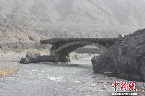 图为乌鲁木齐达坂城区白杨河上的木拱桥。　达坂城区宣传部供图　摄