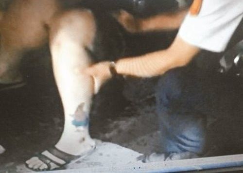 张某的左脚刺有“派大星” 张某的左脚刺有“派大星”