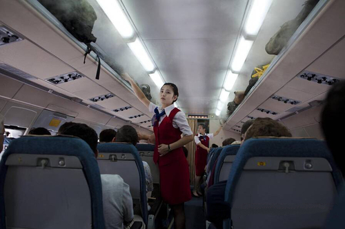 2011年8月23日，朝鲜高丽航空公司航班预备从北京飞往平壤。当时，朝鲜空姐们的制服还是大红色的。