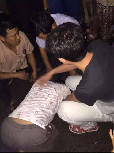 1城管与小摊贩红绿灯路口对跪