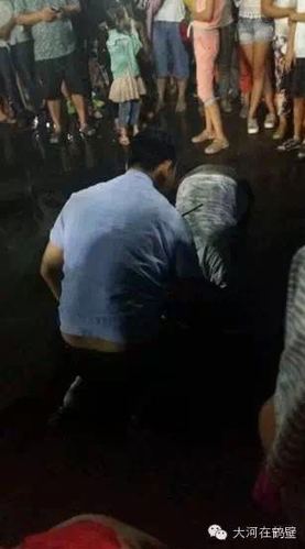 2城管与小摊贩红绿灯路口对跪