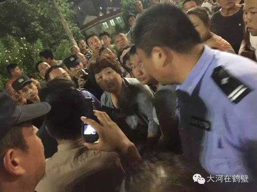 4城管与小摊贩红绿灯路口对跪