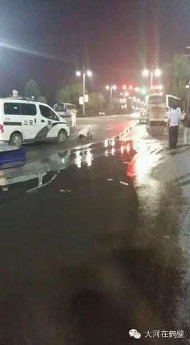 5城管与小摊贩红绿灯路口对跪