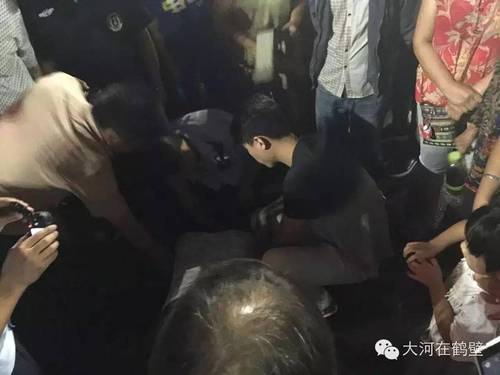 6城管与小摊贩红绿灯路口对跪