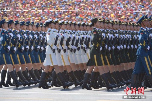 9月3日上午，纪念中国人民抗日战争暨世界反法西斯战争胜利70周年大会在北京隆重举行。女仪仗队员首次受阅。中新社记者 徐冬冬 摄