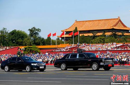 9月3日，纪念中国人民抗日战争暨世界反法西斯战争胜利70周年大会在北京隆重举行。中共中央总书记、国家主席、中央军委主席习近平检阅参阅部队。中新社记者 富田 摄