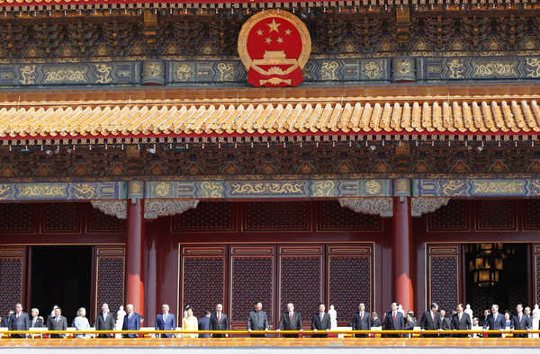 9月3日，纪念中国人民抗日战争暨世界反法西斯战争胜利70周年大会在北京天安门广场隆重举行。这是中共中央总书记、国家主席、中央军委主席习近平等在天安门城楼上。新华社记者鞠鹏摄