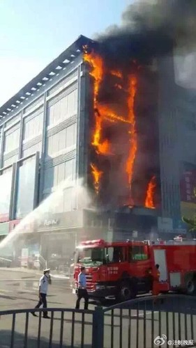 大兴星城商厦着火 大厦南面已烧得只剩框架