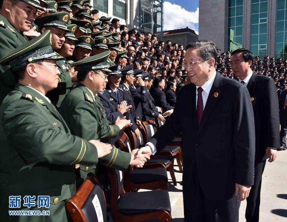 这是俞正声同自治区、拉萨市政法系统部分县级以上干警亲切握手。 新华社记者李涛摄