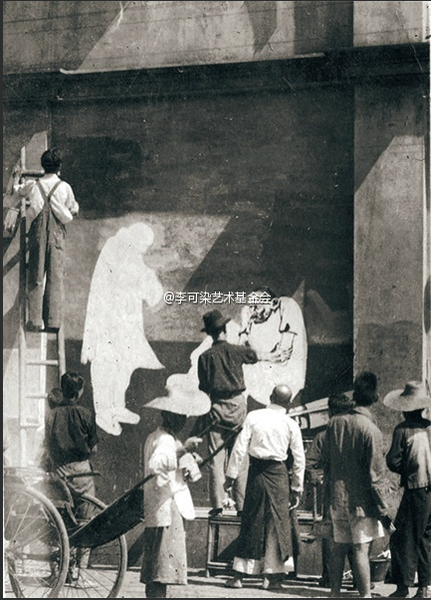 李可染在街头绘制抗日宣传画（左四）