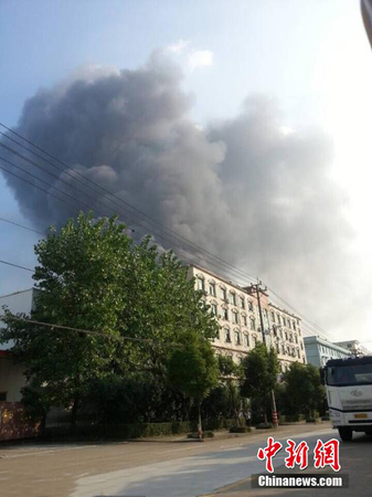 浙江丽水一化工厂爆炸起火 冒百米高黑烟2