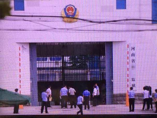 9月8日，根据国家主席特赦令，河南首批被特赦的3名罪犯分别走出监狱。