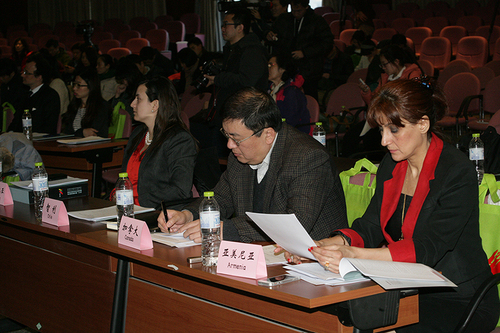 （参加第六届北京双年展筹备启动新闻发布会的驻华外交使团人员  孟祥宁 摄）