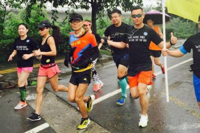 25.5小时完成环成都225公里跑 环卫工成名人(图)1