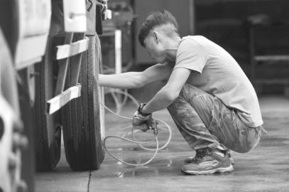 25.5小时完成环成都225公里跑 环卫工成名人(图)2