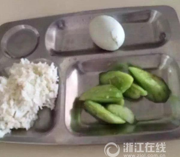 浙江一小学学生午餐只有黄瓜 老师吃带鱼螃蟹(图)1