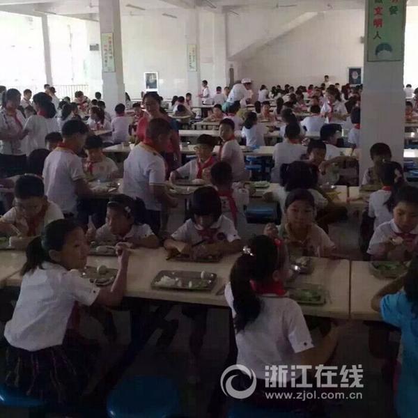 浙江一小学学生午餐只有黄瓜 老师吃带鱼螃蟹(图)2