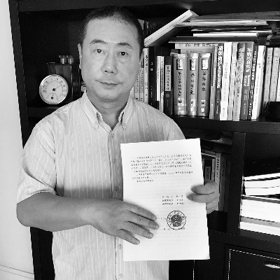 近日，方宏进向法晚记者展示胜诉法律文书