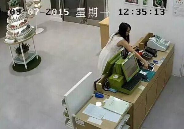 　白衣女子在沪疯狂偷盗。图为作案场景。