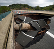 法国暴雨致洪灾 路面被毁现大坑