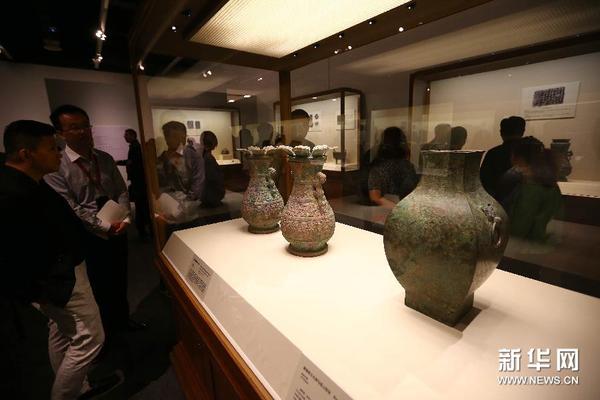 （2）9月11日，观众参观新入藏文物特展。