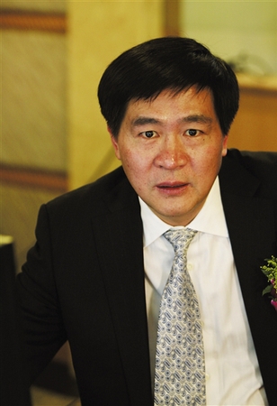 今年53岁的程博明为经济学博士，先后任职于金融时报社、北京证券登记有限公司、长城资信评估有限公司等。2001年加入中信证券，历任研究咨询部总经理、常务副总经理；从2010年开始担任公司总经理。
