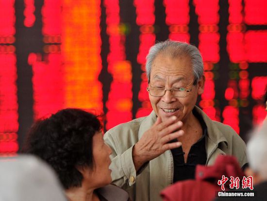 9月16日，沪指低开后短暂上扬后一路震荡下挫，午后开盘，沪指一路震荡后开始上扬，14点左右突然暴力拉升冲上3100点，一度逼近3200点，两市再现千股涨停。截至收盘，沪指报3152.26点，涨147.09点，涨幅4.89%，深成指报9890.43点，涨599.62点，涨幅6.45%。成交量方面，沪市成交2819.9亿元，深市成交2847.9亿元，两市共成交5667.8亿元。