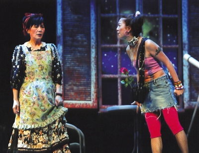 2003年感伤喜剧《在那遥远的星球,一粒沙》。 2003年感伤喜剧《在那遥远的星球,一粒沙》。