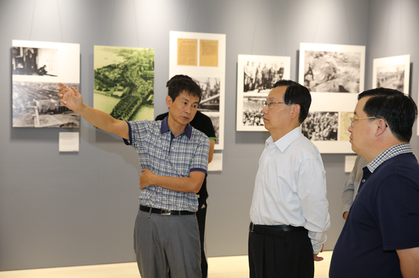 蒋作君常务副主席赴中国政协文史馆参观纪念抗战胜利影像档案展
