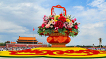 “祝福祖国”大型花篮再现天安门广场