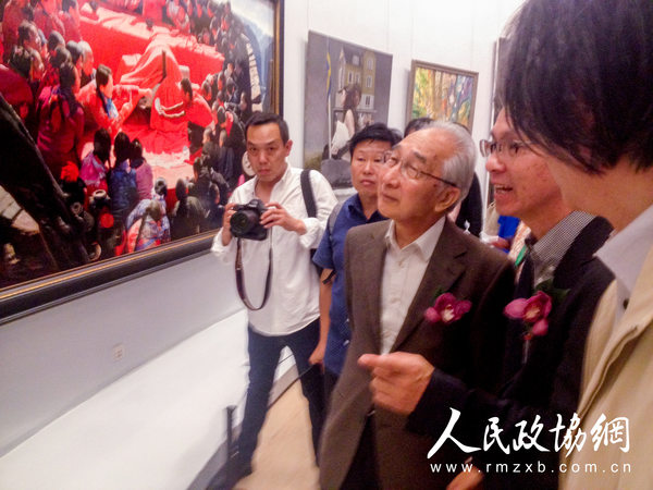 与会嘉宾参观作品