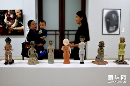 9月24日,观众在参观展出作品《印度制造》。新华网图片 金良快 摄 9月24日,观众在参观展出作品《印度制造》。新华网图片 金良快 摄