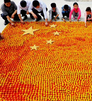 万个柿子拼国旗迎国庆