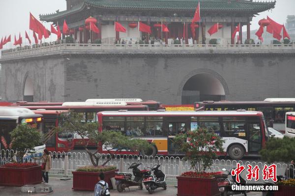 9月30日，西安，2015年国庆黄金周到来，全国各地又将迎来“堵车”高峰，晚上堵成“银河”，白天堵成“停车场”。彭华 摄 图片来源：CFP视觉中国