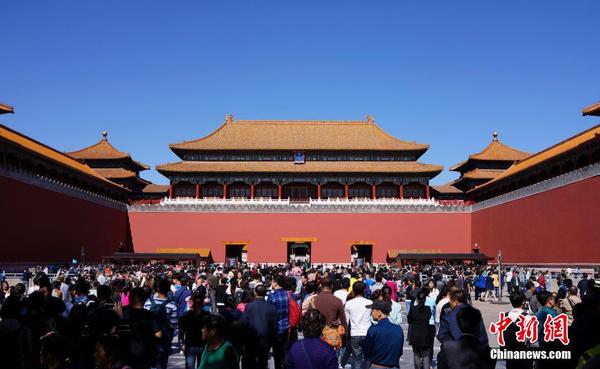 10月1日，大量游客在故宫午门外广场等候入内参观。故宫博物院实行每日8万人的限量参观，据称，国庆首日所有门票已在当天13点20分售罄。中新社记者 侯宇 摄