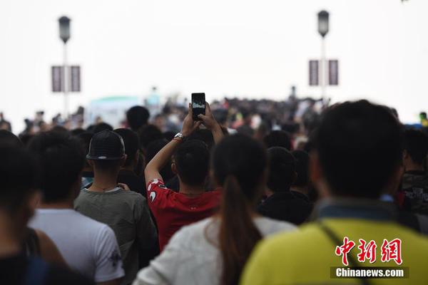 10月1日，杭州西湖的断桥上人头攒动。当日是国庆国庆黄金周第一天，大批国内外游客前往杭州西湖，西湖各景点是人头攒动，西湖迎来了国庆黄金周旅游高峰。龙巍  摄