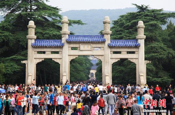 10月1日，江苏省南京市，当日是“十一”黄金周的第一天，很多游客来到南京中山陵参观游览，中山陵景区迎来客流高峰。中新社发 姚俊  摄