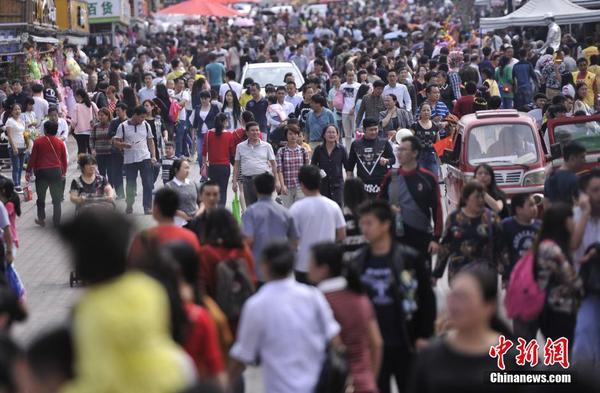 10月1日，重庆洋人街国庆节迎各地游客10万余人，整个景区人气爆棚。陈超 摄
