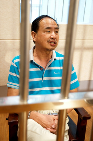在看守所接受审讯的陈金城