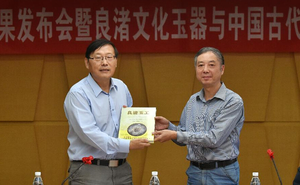 浙江大学文化遗产研究院院长曹锦炎教授（右）将《良渚玉工》一书交付到中国社会科学院考古研究所所长王巍研究员手中。