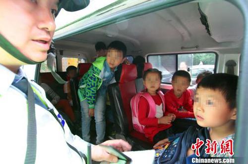 “黑校车”超载挤进13人 学生车内坐板凳写作业
