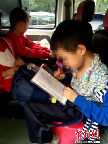 “黑校车”超载挤进13人