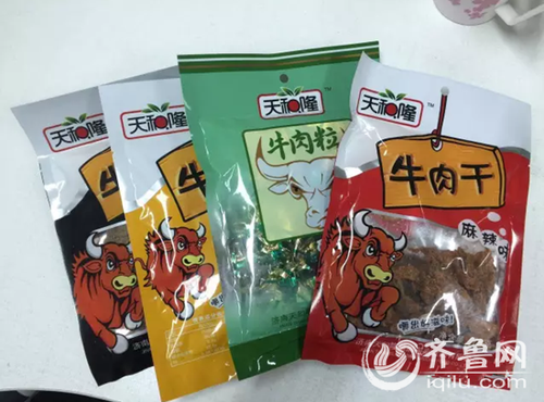 在邹城百货大楼，济宁市民王大哥发现天和隆牌的牛肉干价格明显低于市场价。(齐鲁台记者供图)