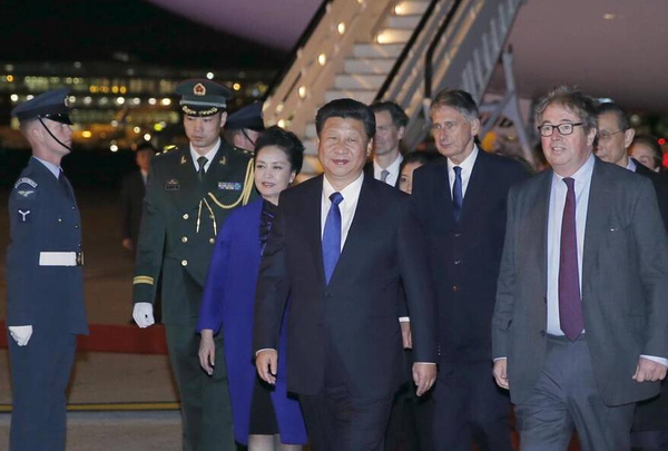 习近平抵达伦敦希思罗机场画面1