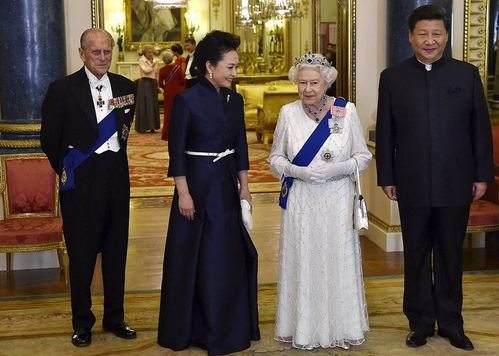 习近平夫妇与英女王夫妇在国宴上合影。