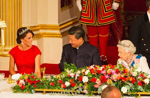 中国国家主席习近平对英国的国事访问于10月19日正式开启。10月20日晚，英国女王在白金汉宫举行盛大国宴欢迎习近平夫妇。图为晚宴现场，习近平和凯特王妃微笑互动。