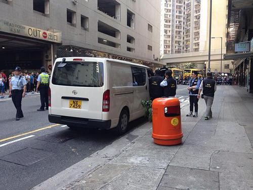 涉事胡姓香港导游押返现场重组案情。 本文图片 澎湃新闻记者 陈竹沁 图