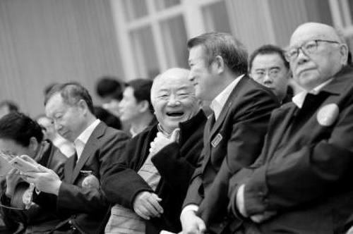 钱理群卖房养老，中间为钱理群教授