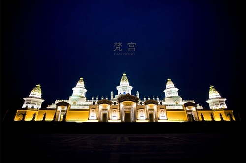 灵山梵宫位于无锡灵山大佛景区内，2009年3月28日，第二届世界佛教论坛开幕式在此举办，2012年，灵山胜境被确定为世界佛教论坛永久会址。今年的10月24日、25日，第四届世界佛教论坛即将在此启幕。